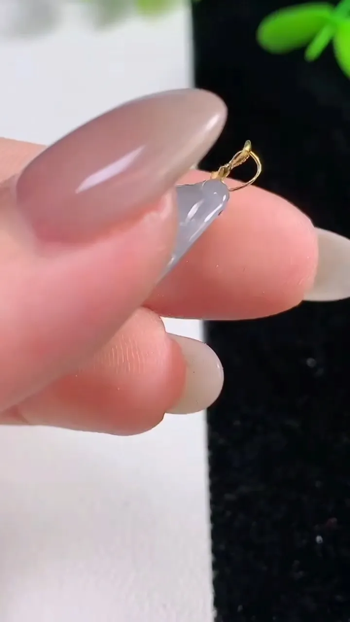 天然A货翡翠种白冰葫芦吊坠，尺寸23-15-6，重量:3.53g
9月25日