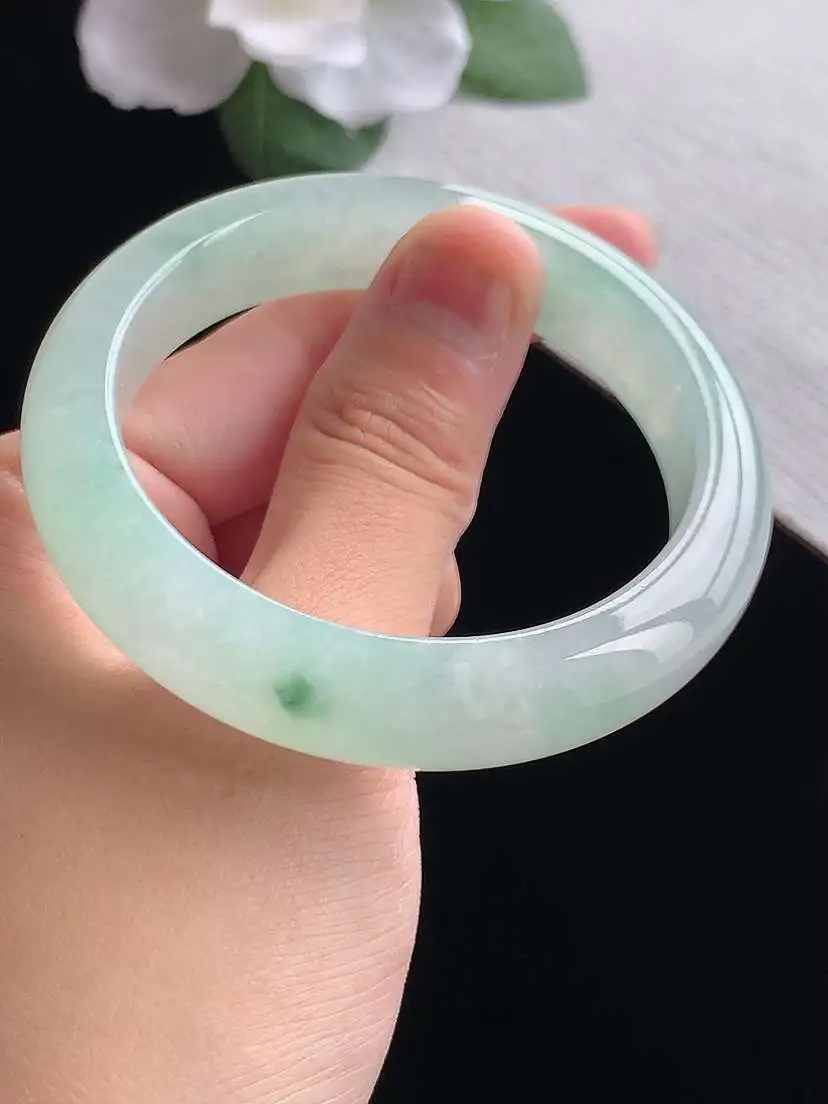 a货翡翠老坑冰种飘花正装正圈手镯52-53小圈口  尺寸52×12×8mm 重量52.15g 0924