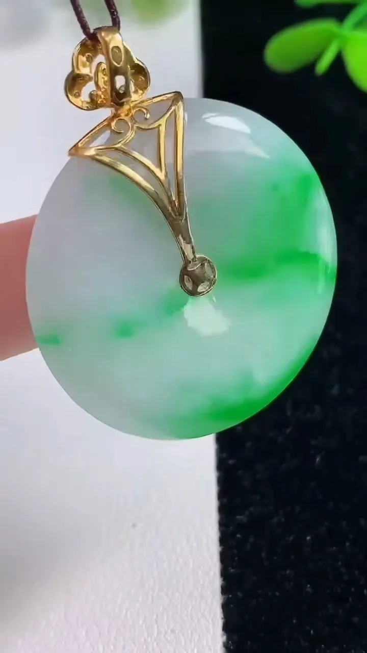 天然A货翡翠平安扣吊坠，尺寸34.2-5.2，重量:15.30g
9月26日