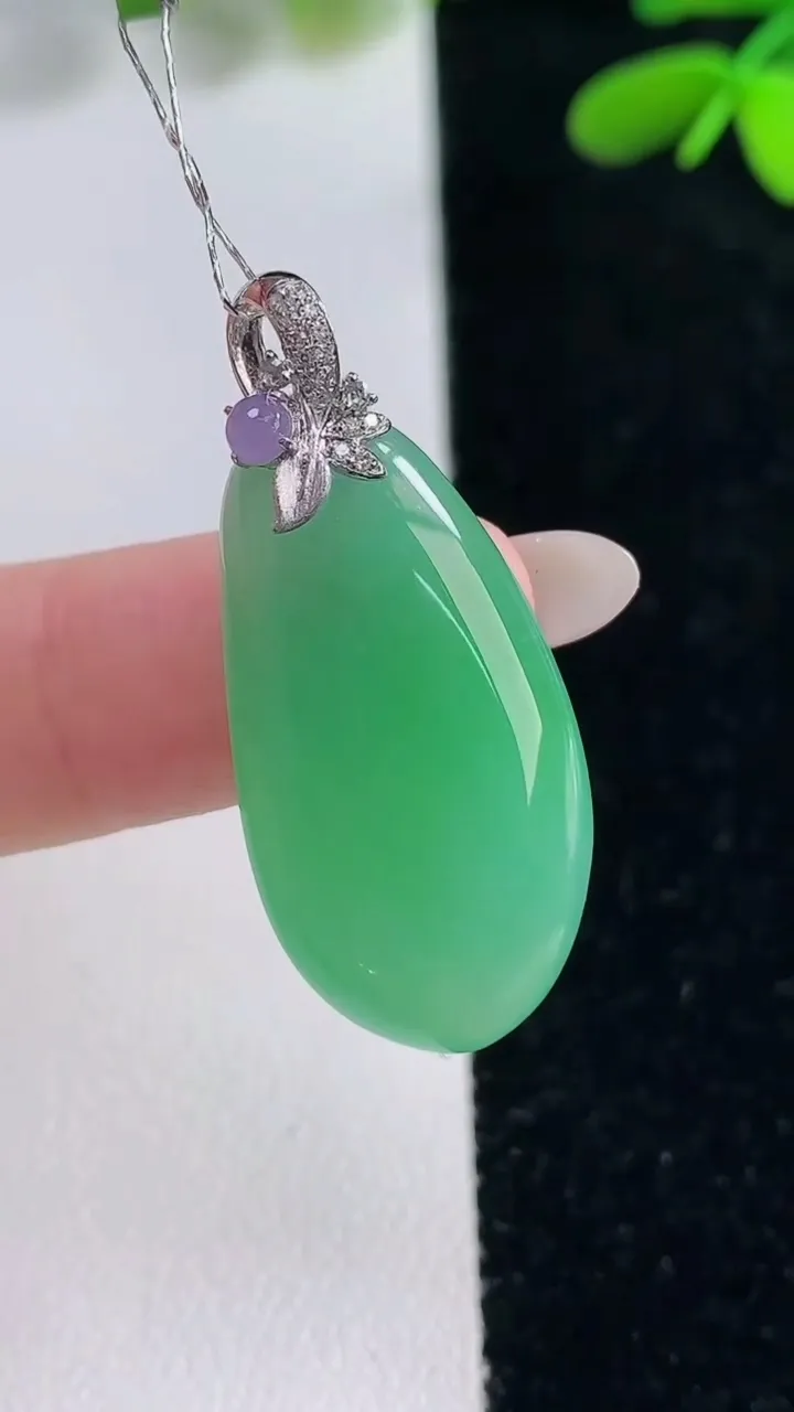 天然A货翡翠福瓜吊坠，尺寸27-15.3-5，重量:5.26g
9月26日