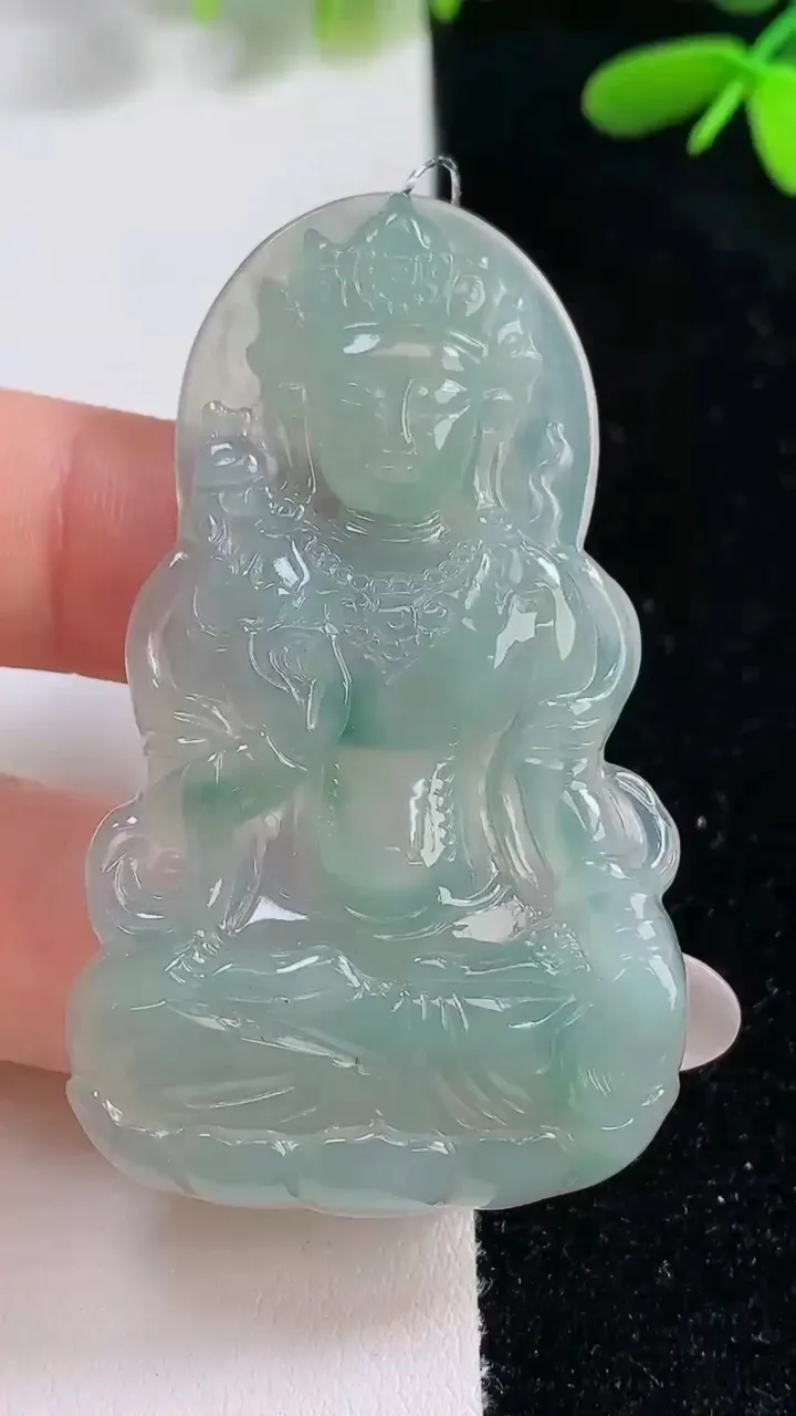 天然A货翡翠冰种飘花大势至菩萨吊坠，尺寸55.3-33.6-4.6，重量:15.37g
9月26日