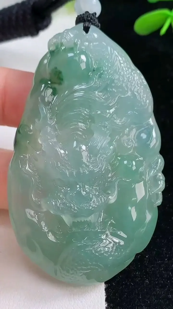 天然A货翡翠种飘花龙牌吊坠，尺寸63-40-12.6，重量:60.34g
9月26日