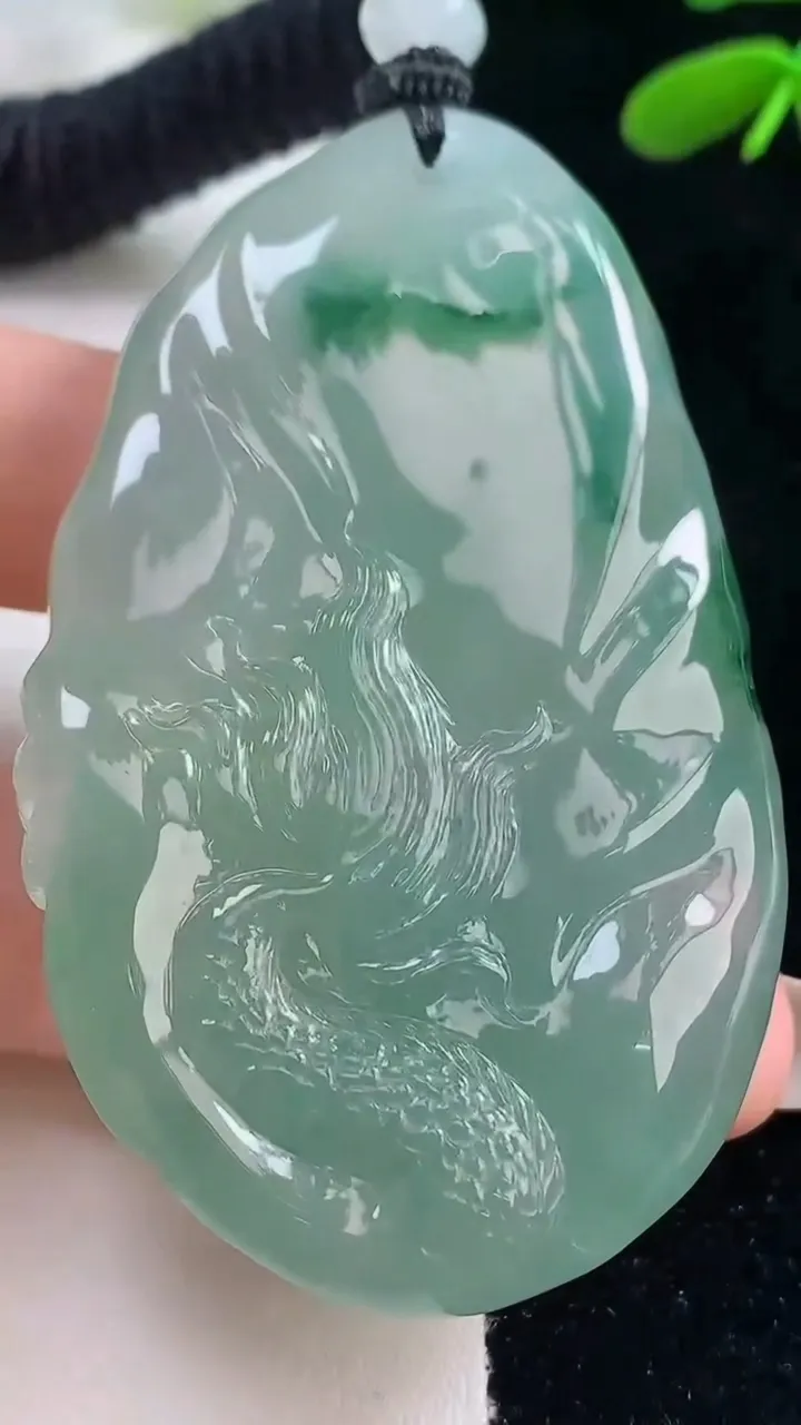 天然A货翡翠种飘花龙牌吊坠，尺寸63-40-12.6，重量:60.34g
9月26日