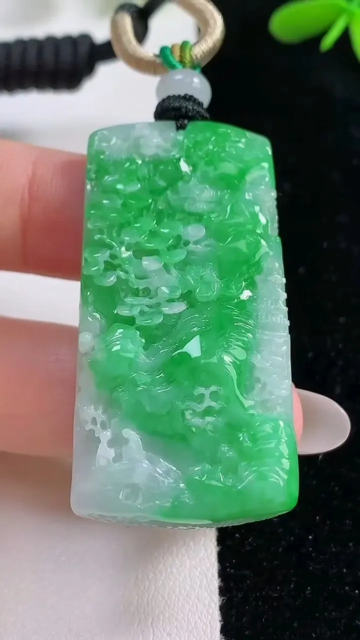 天然A货翡翠山水牌吊坠，尺寸46.6-23.4-8.6，重量:21.47g
9月26日