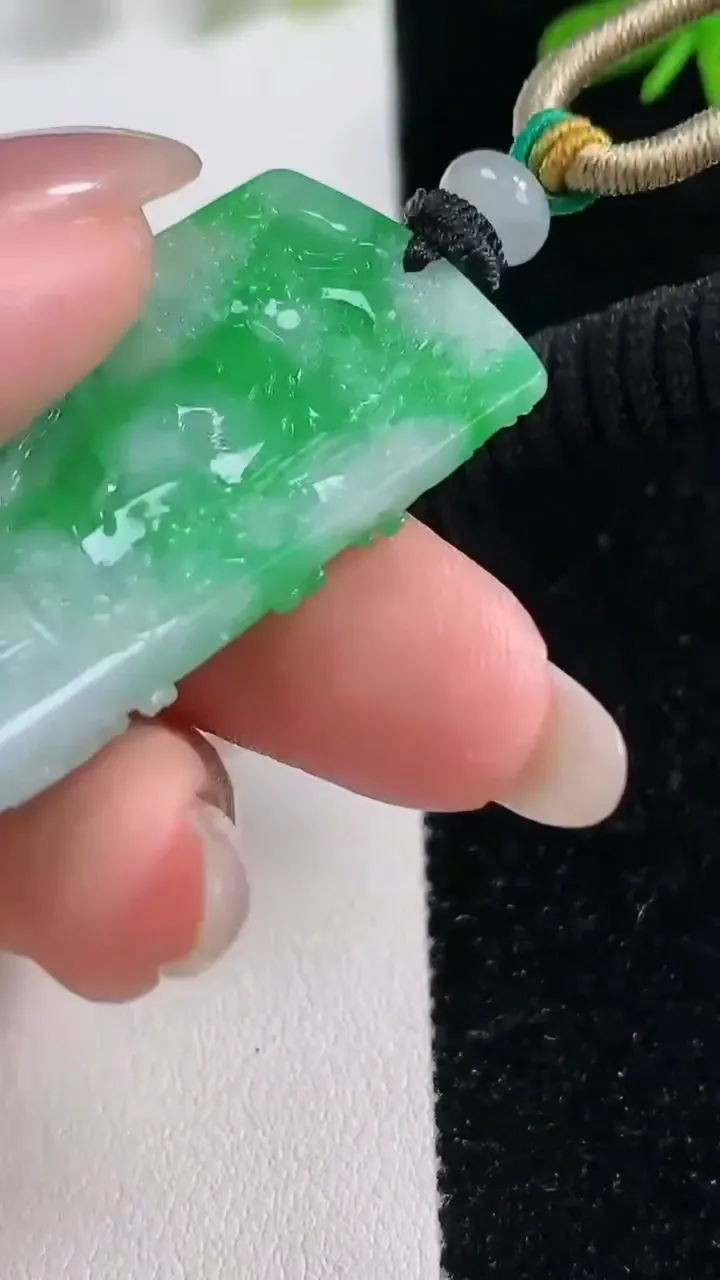 天然A货翡翠山水牌吊坠，尺寸46.6-23.4-8.6，重量:21.47g
9月26日