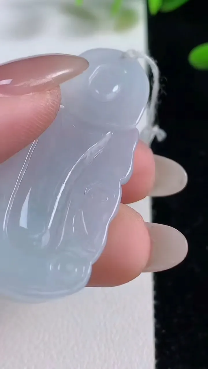 天然A货翡翠观音菩萨吊坠，尺寸48-21-5.4，重量:10.52g
9月26日