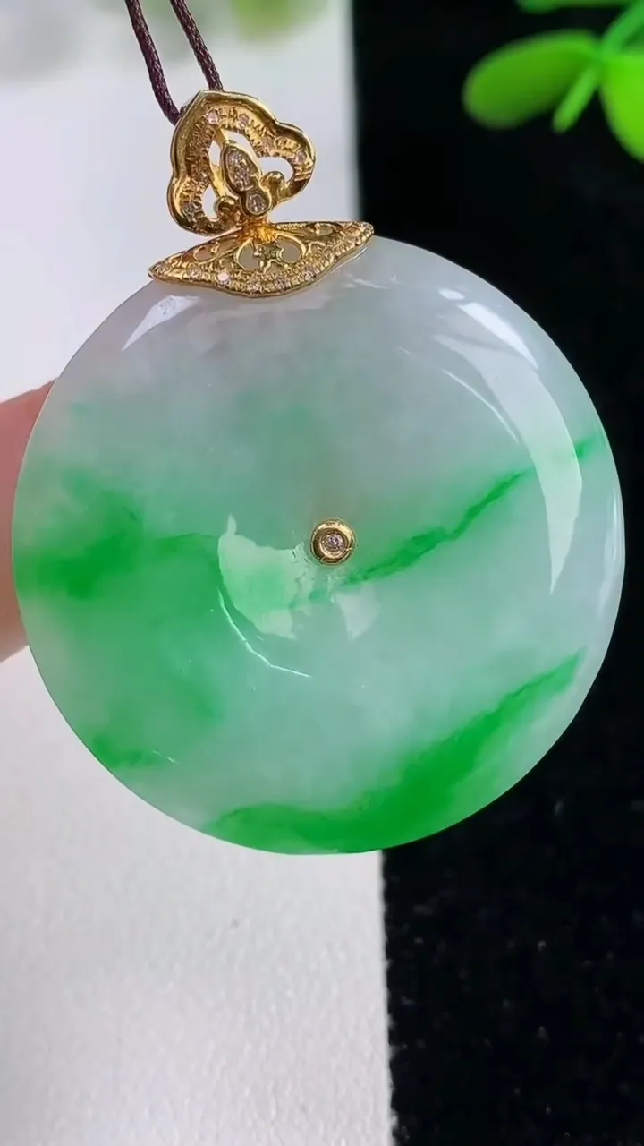 天然A货翡翠平安扣吊坠，尺寸34.2-5.2，重量:15.30g
9月26日
