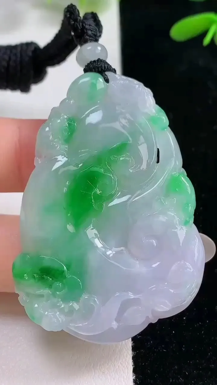 天然A货翡翠如意吊坠，尺寸51.2-37.3-5.8，重量:24.89g
9月26日