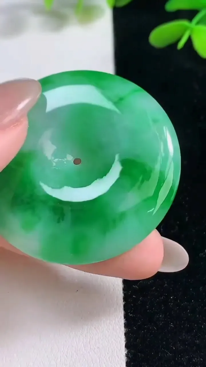 天然A货翡翠平安扣吊坠，尺寸44.4-6，重量:26.49g
9月26日