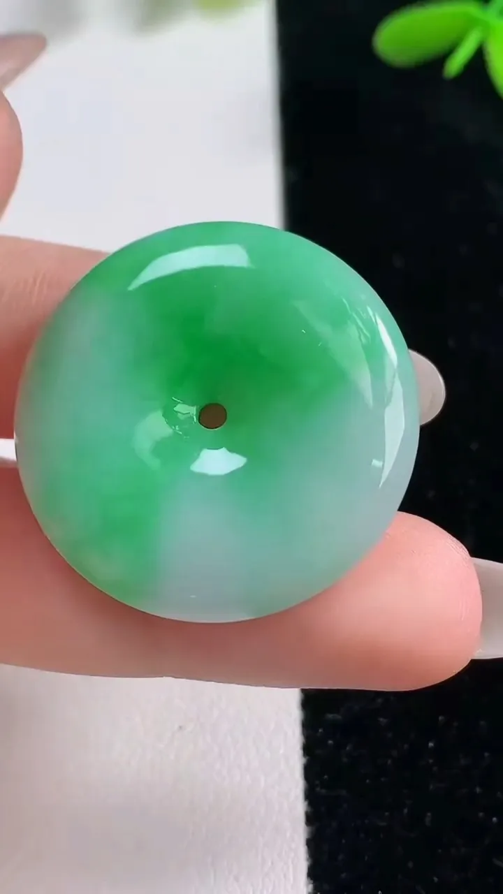 天然A货翡翠平安扣吊坠，尺寸29.8-5，重量:10.48g
9月26日