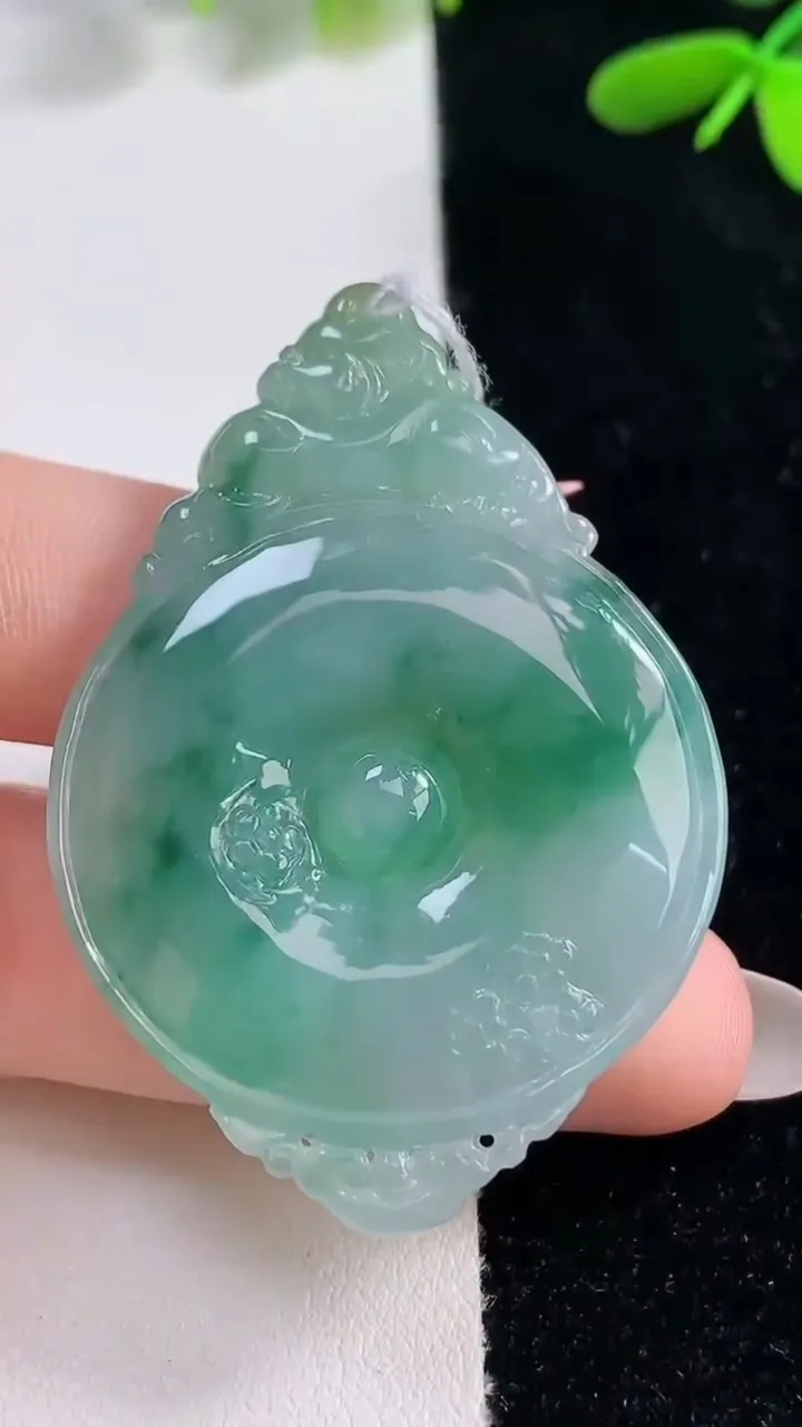 天然A货翡翠冰种飘花福贝吊坠，尺寸51.5-36-6，重量:19.17g
9月26日