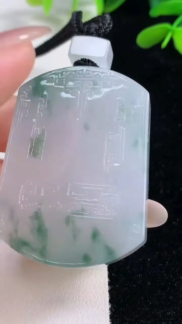 天然A货翡翠种飘花仿古无事牌吊坠，尺寸49.4-36.2-9.6，重量:55.88g
9月26日