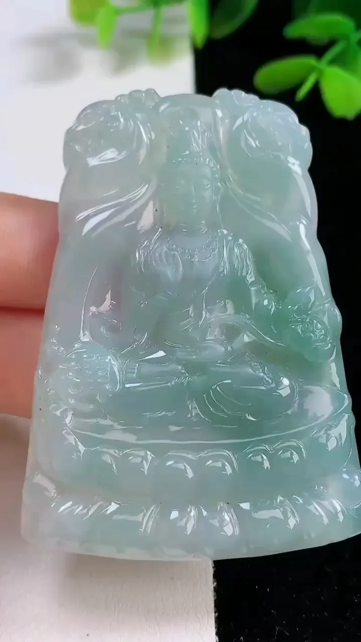 天然A货翡翠大势至菩萨吊坠，尺寸62-43.3-4.8，重量:32.00g
9月26日