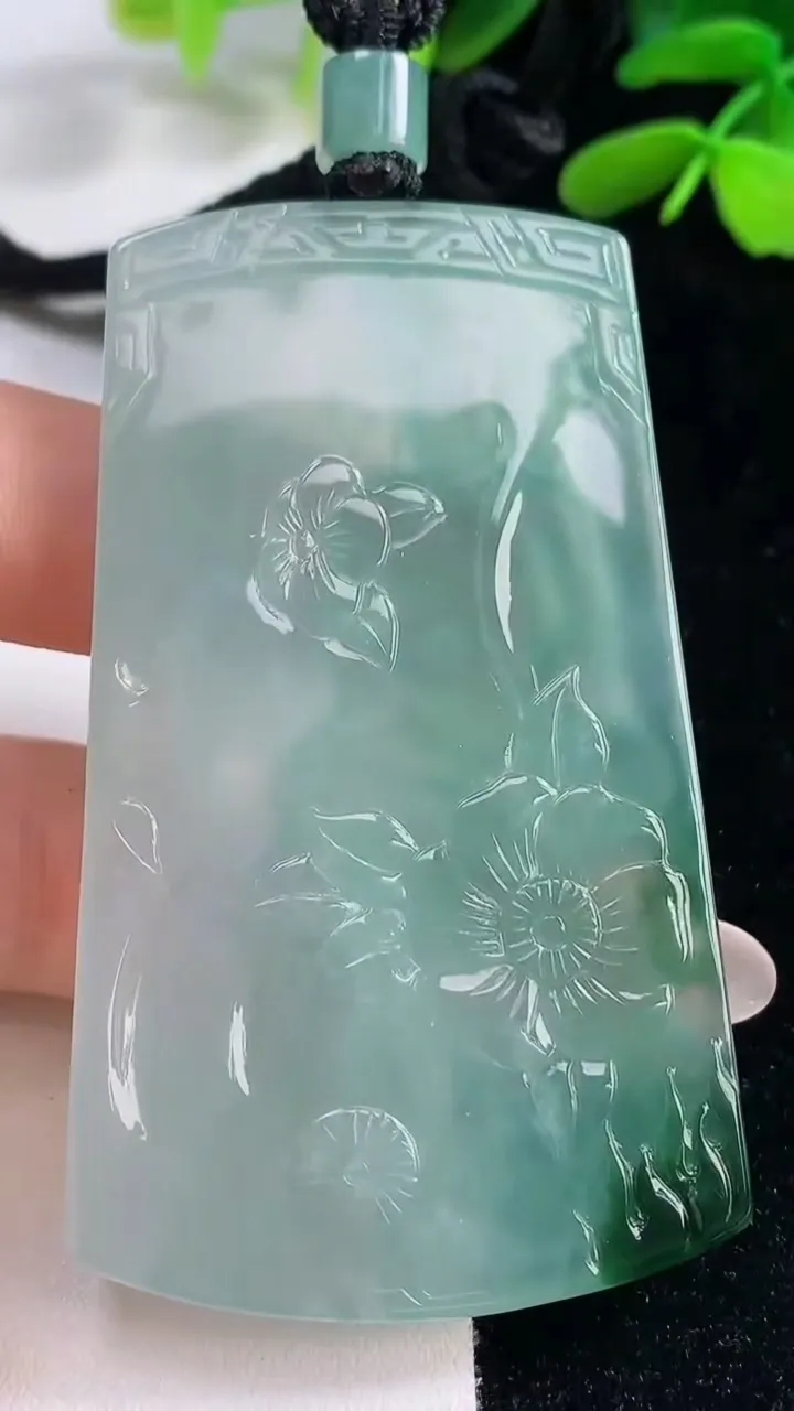 天然A货翡翠种飘花大日如来吊坠，尺寸675-39.7-5，重量:38.00g
9月26日