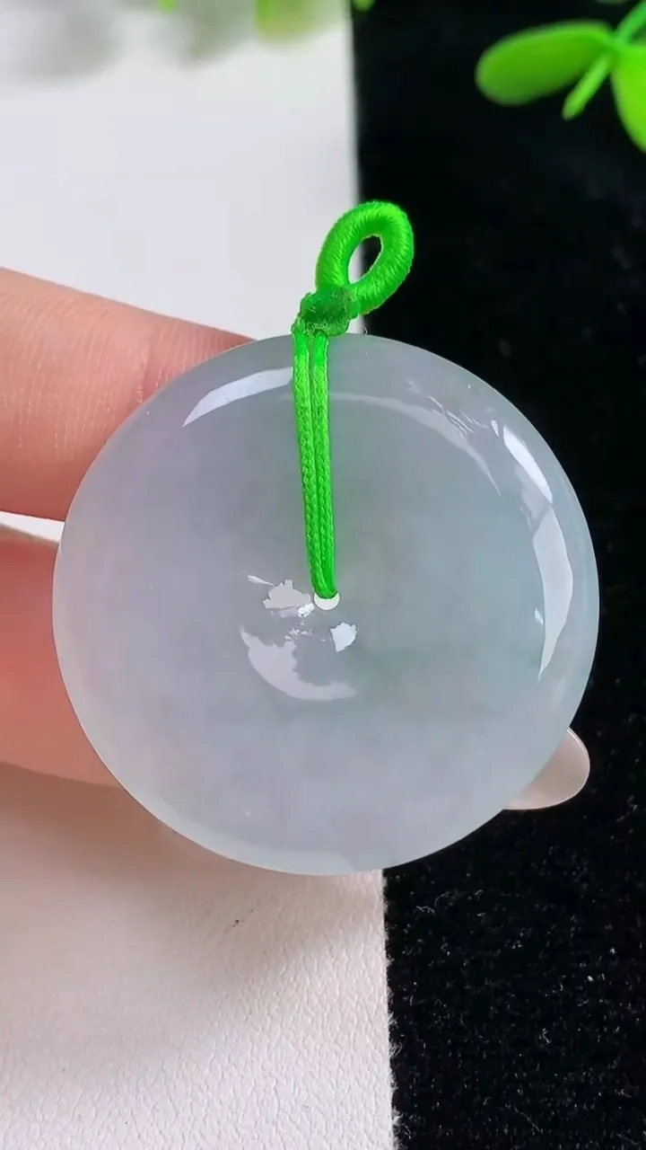 天然A货翡翠冰种飘花平安扣吊坠，尺寸35.2-5.6，重量:16.07g
9月26日