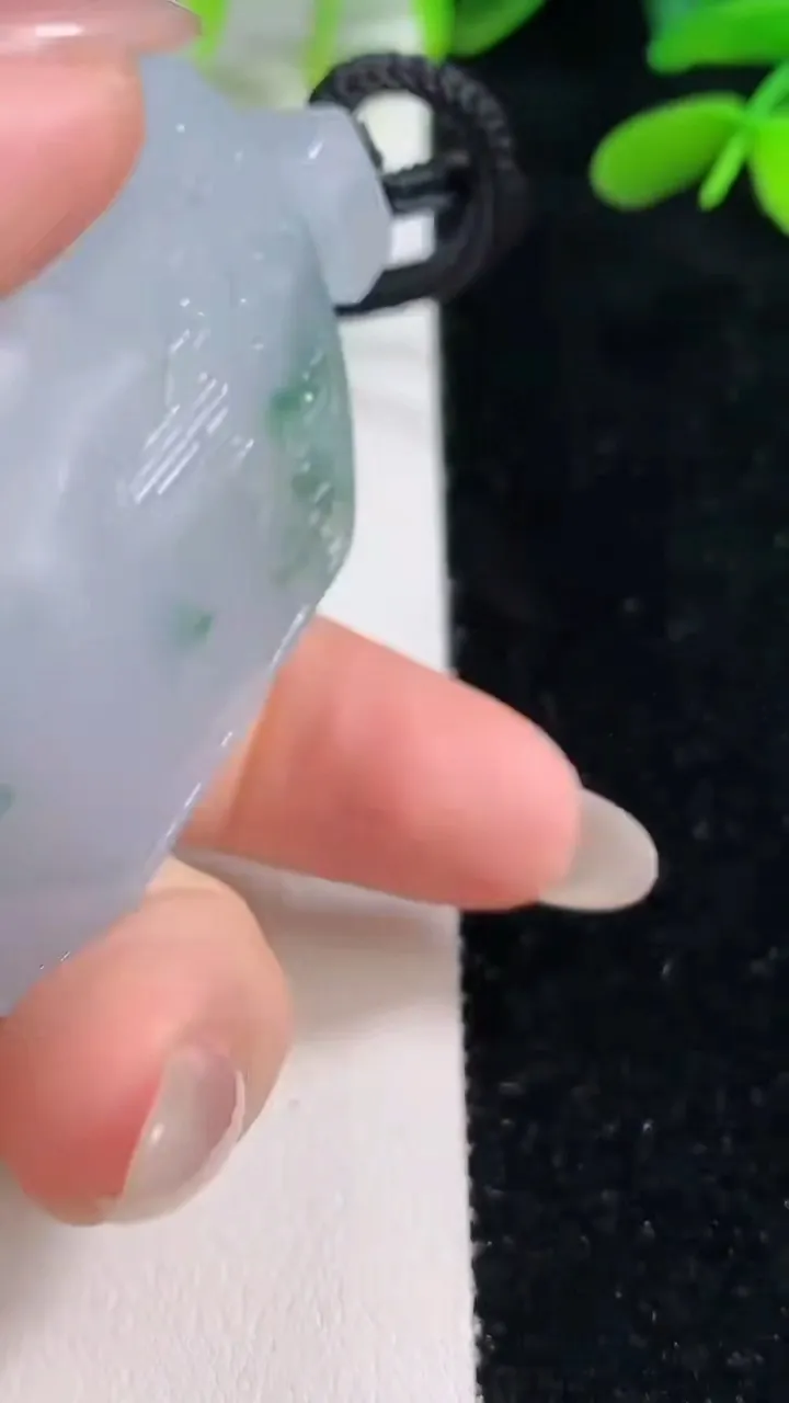 天然A货翡翠种飘花仿古无事牌吊坠，尺寸49.4-36.2-9.6，重量:55.88g
9月26日