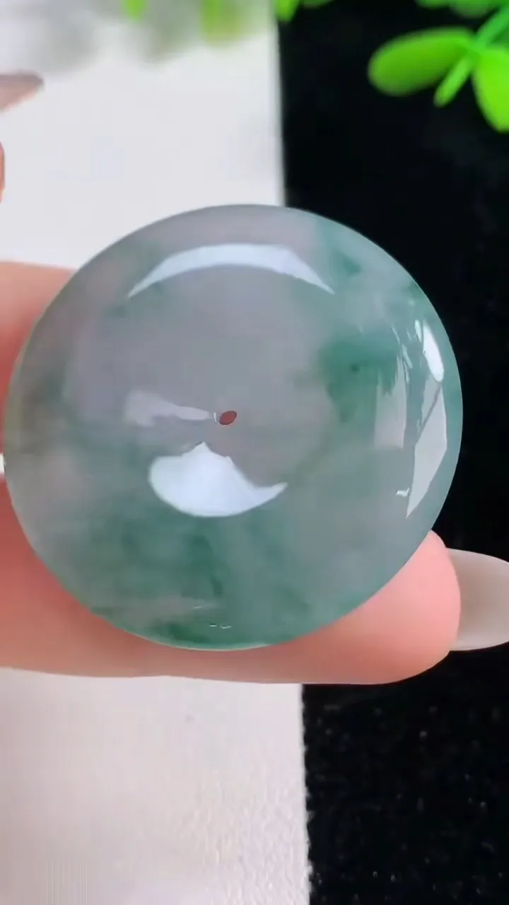天然A货翡翠冰种飘花平安扣吊坠，尺寸34.6-6，重量:15.00g
9月26日