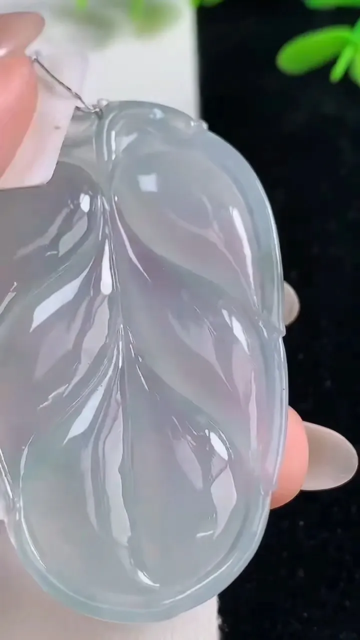 天然A货翡翠种飘花金枝玉叶 叶子吊坠，尺寸55-34.6-6，重量:22.00g
9月26日