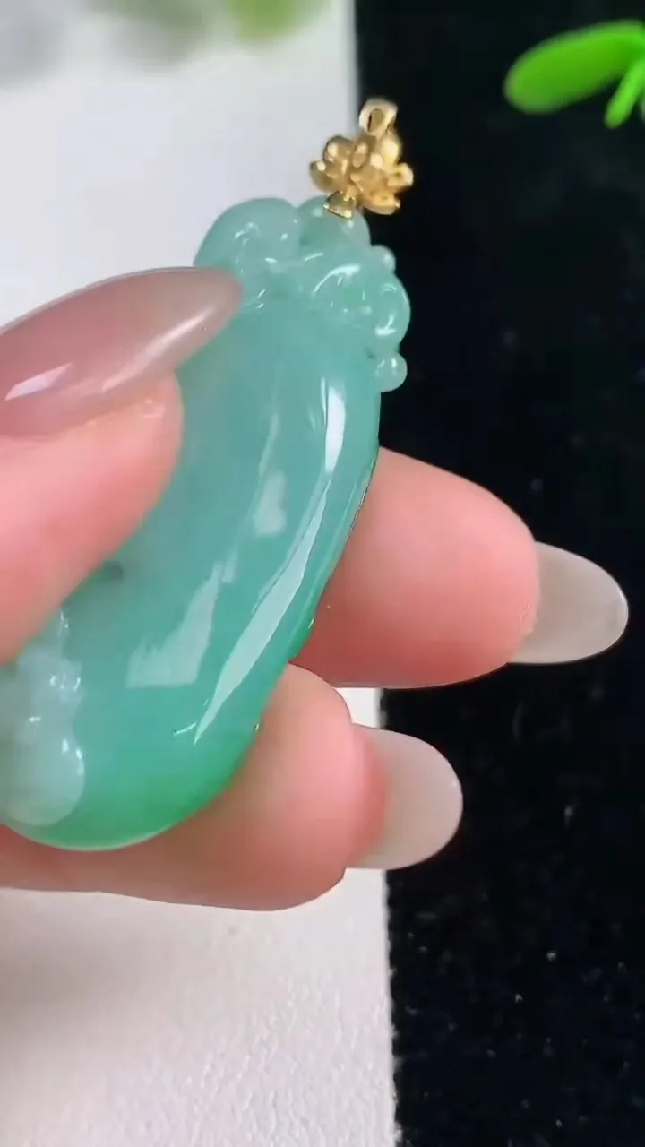 天然A货翡翠福瓜吊坠，尺寸43-15.7-10，重量:13.20g
9月26日