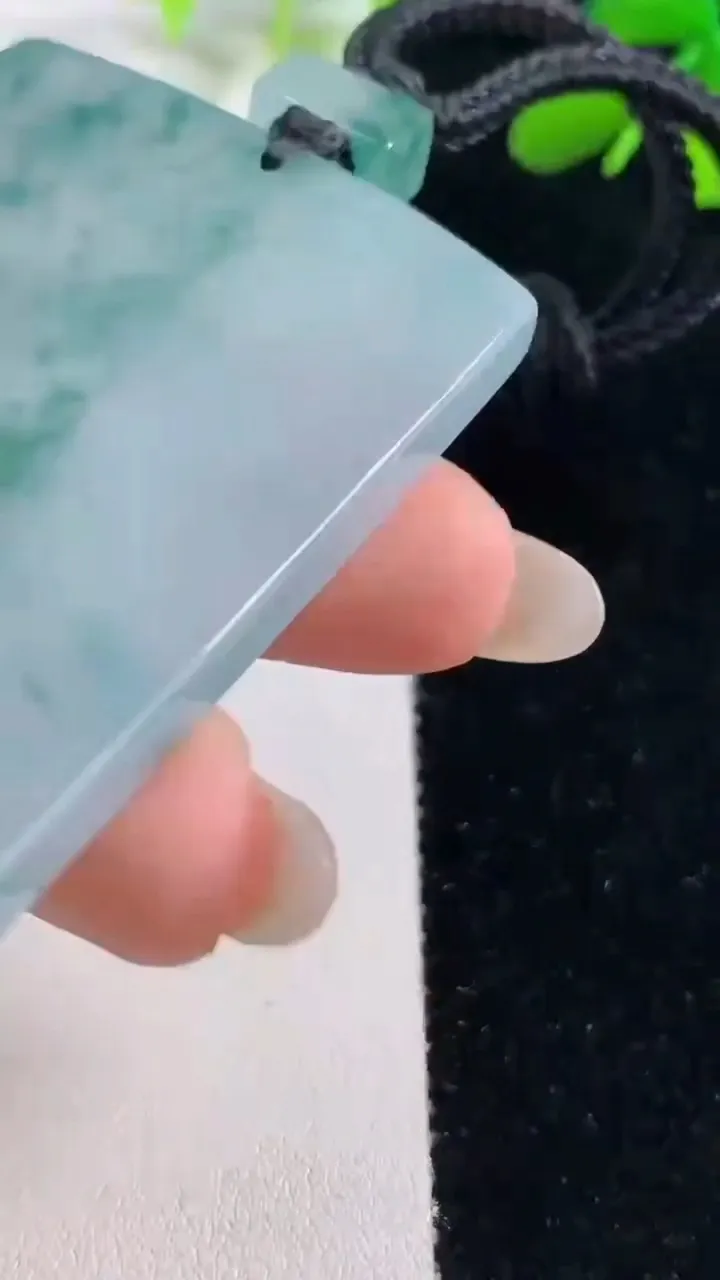 天然A货翡翠种飘花无事牌吊坠，尺寸60.2-41.3-5，重量:48.17g
9月26日
