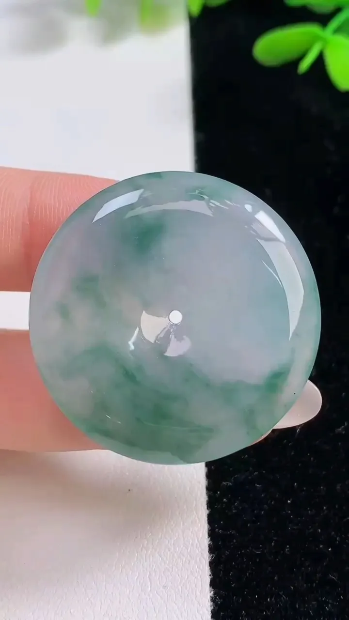 天然A货翡翠冰种飘花平安扣吊坠，尺寸34.6-6，重量:15.00g
9月26日