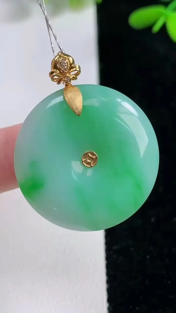 天然A货翡翠平安扣吊坠，尺寸28.2-6.2，重量:11.34g
9月26日