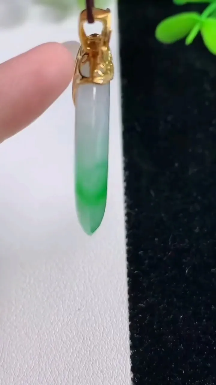 天然A货翡翠平安扣吊坠，尺寸34.2-5.2，重量:15.30g
9月26日