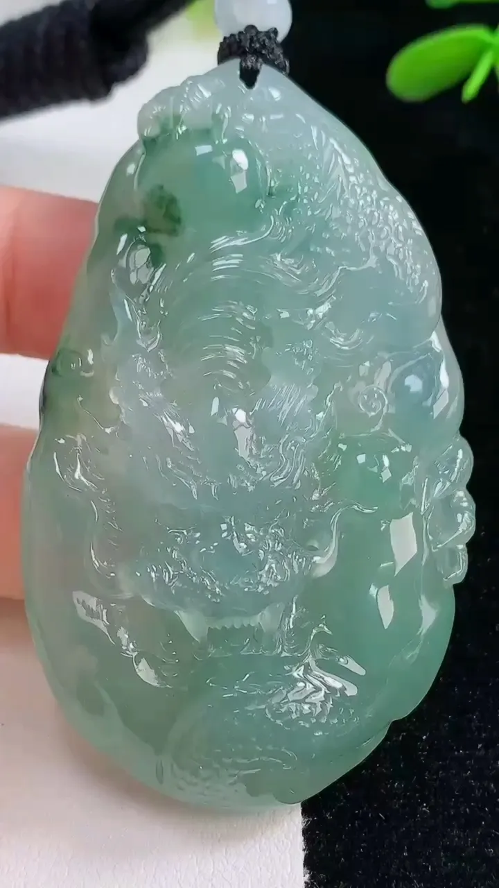 天然A货翡翠种飘花龙牌吊坠，尺寸63-40-12.6，重量:60.34g
9月26日
