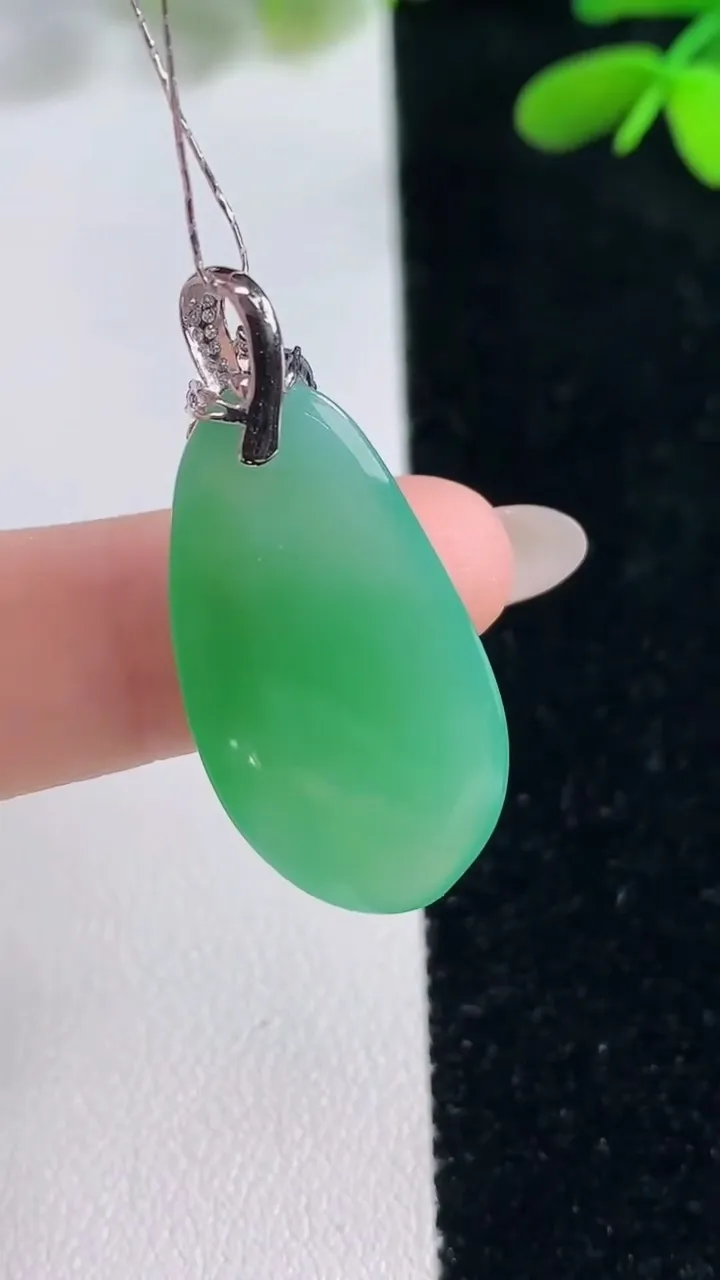 天然A货翡翠福瓜吊坠，尺寸27-15.3-5，重量:5.26g
9月26日