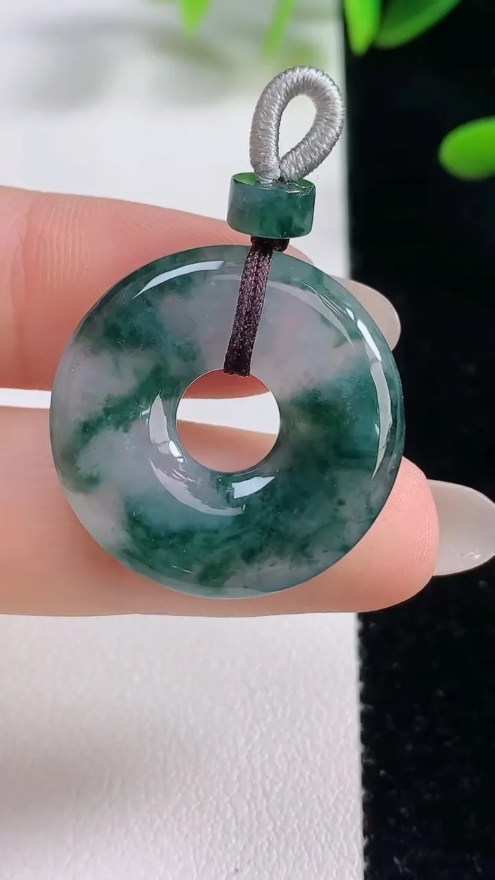天然A货翡翠冰种飘花平安环吊坠，尺寸25.3-3.8，重量:5.25g
9月26日