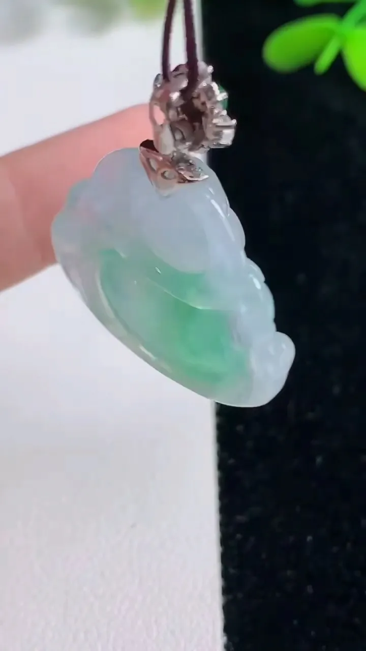 天然A货翡翠佛公吊坠，尺寸24.7-29.2-5.8，重量:7.08g
9月26日