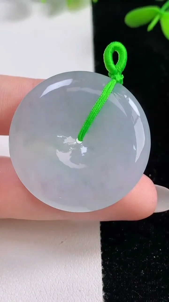 天然A货翡翠冰种飘花平安扣吊坠，尺寸35.2-5.6，重量:16.07g
9月26日