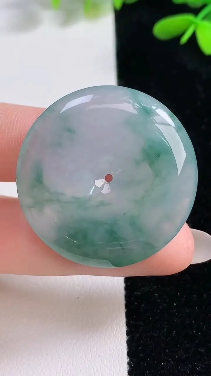 天然A货翡翠冰种飘花平安扣吊坠，尺寸34.6-6，重量:15.00g
9月26日