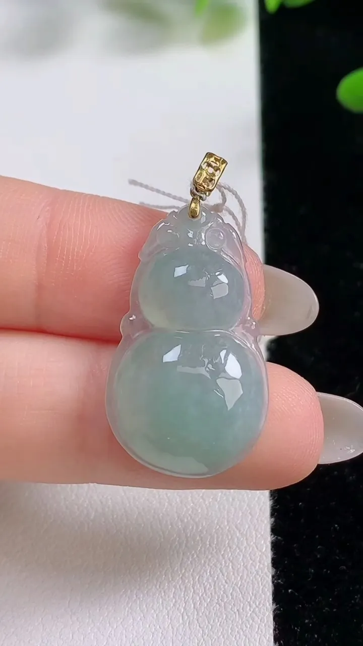 天然A货翡翠葫芦吊坠，尺寸27-15.6-5，重量:3.41g
9月26日
