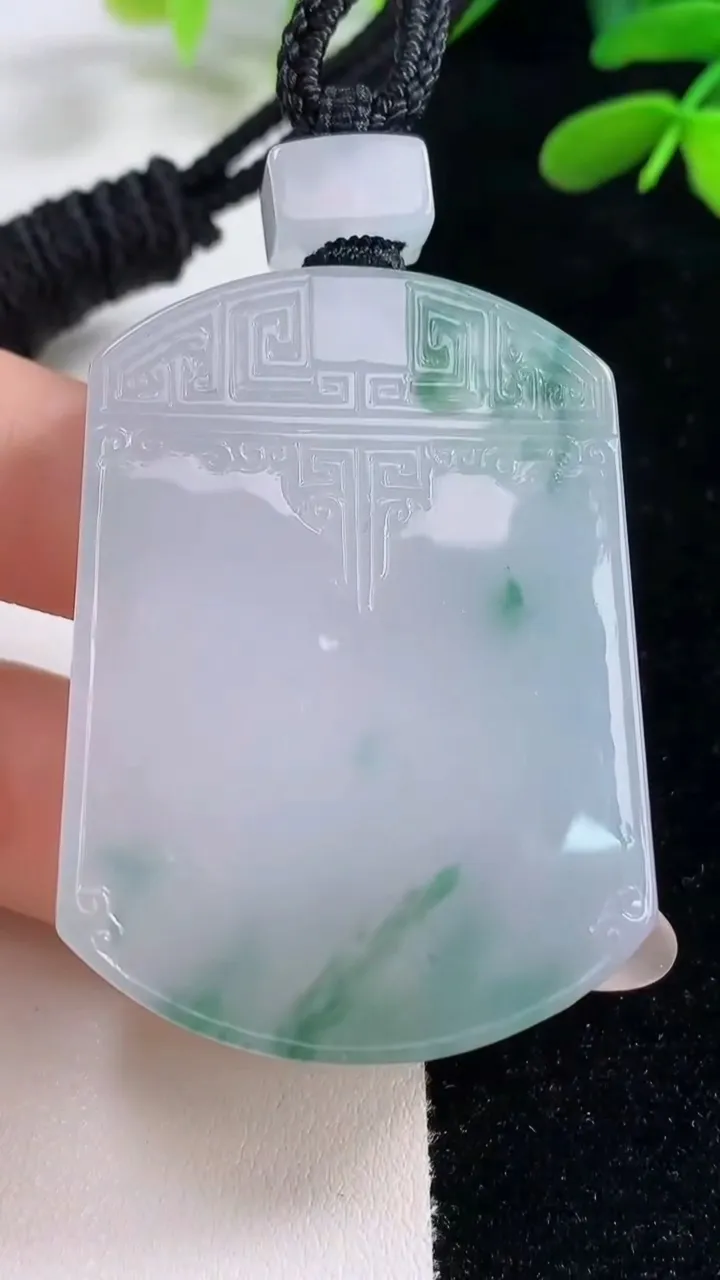 天然A货翡翠种飘花仿古无事牌吊坠，尺寸49.4-36.2-9.6，重量:55.88g
9月26日