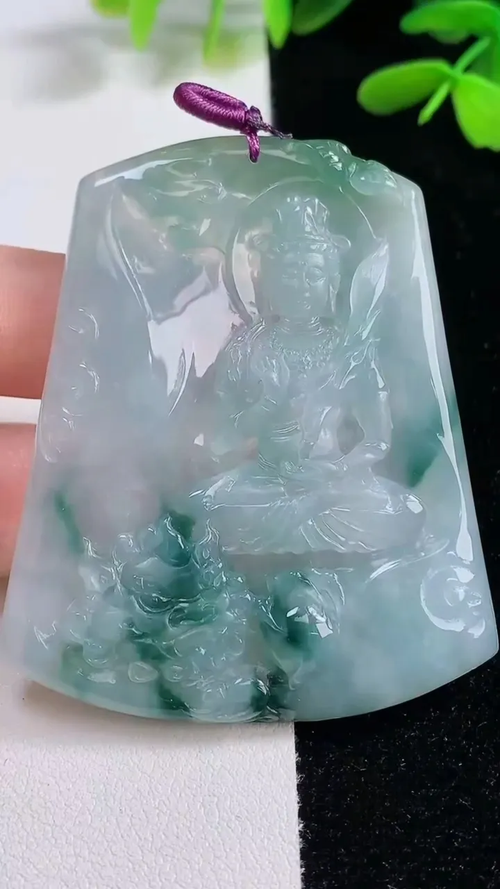 天然A货翡翠冰种飘花文殊菩萨吊坠，尺寸60.2-49.7-5，重量:32.96g
9月26日