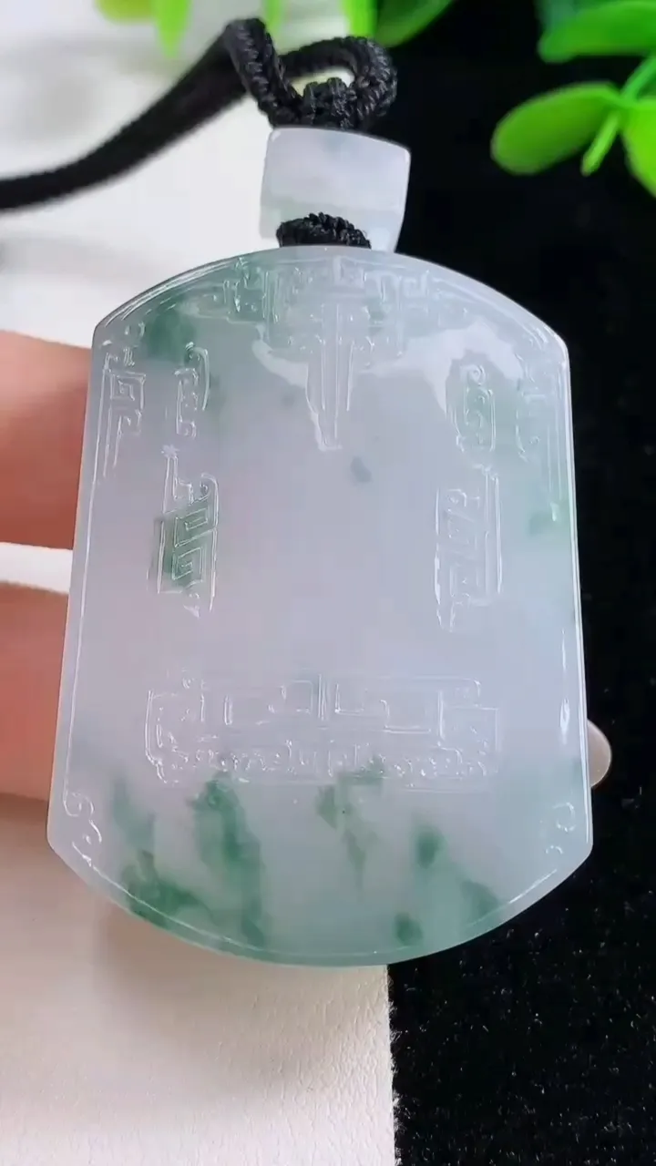 天然A货翡翠种飘花仿古无事牌吊坠，尺寸49.4-36.2-9.6，重量:55.88g
9月26日
