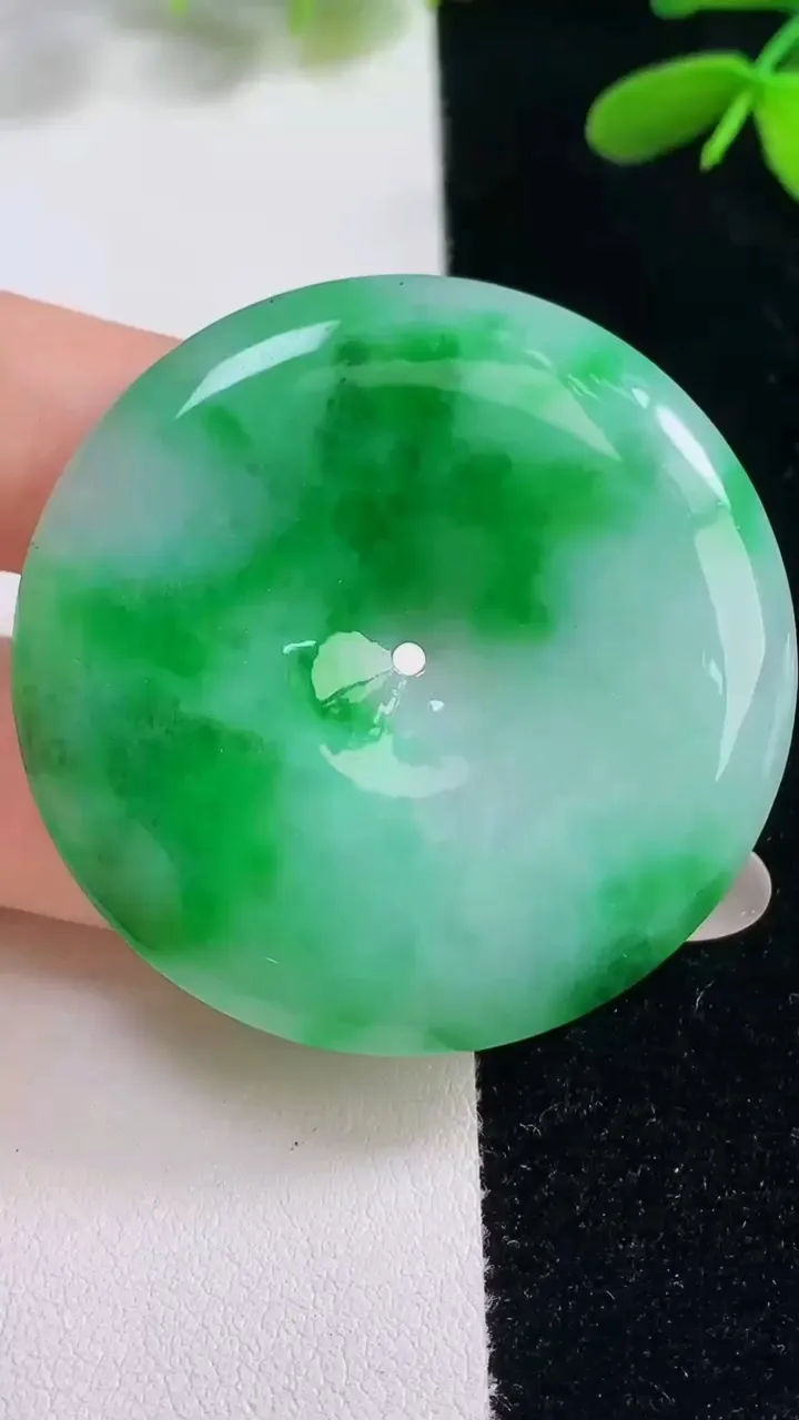 天然A货翡翠平安扣吊坠，尺寸44.5-6，重量:26.95g
9月26日
