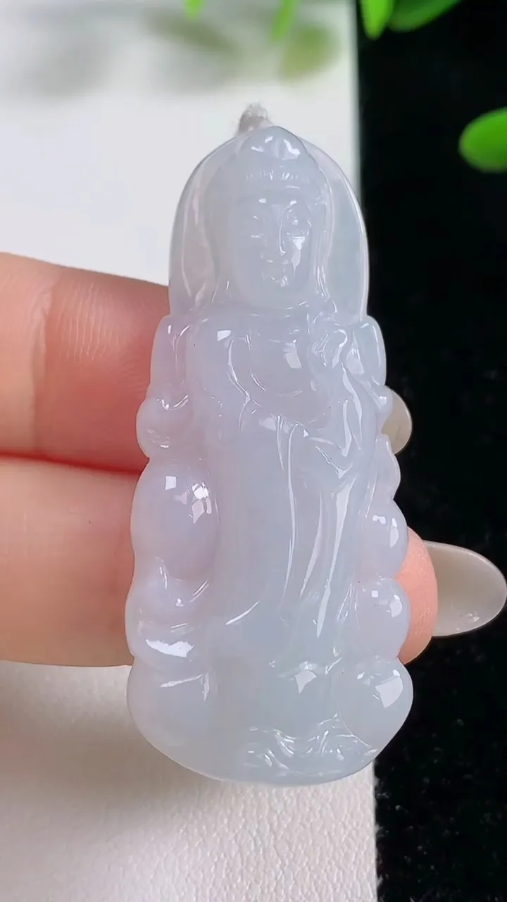 天然A货翡翠观音菩萨吊坠，尺寸48-21-5.4，重量:10.52g
9月26日