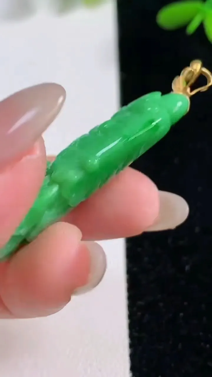 天然A货翡翠白菜吊坠，尺寸40.4-17.8-9.8，重量:11.85g
9月26日