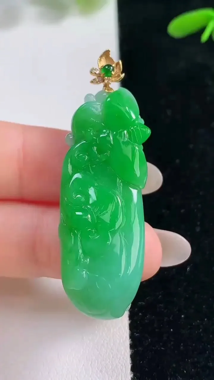 天然A货翡翠福瓜吊坠，尺寸43-15.7-10，重量:13.20g
9月26日