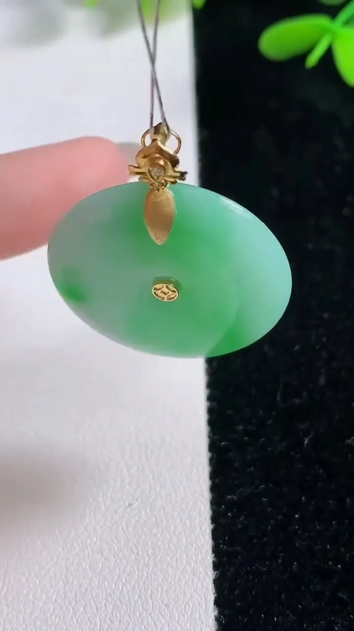 天然A货翡翠平安扣吊坠，尺寸28.2-6.2，重量:11.34g
9月26日