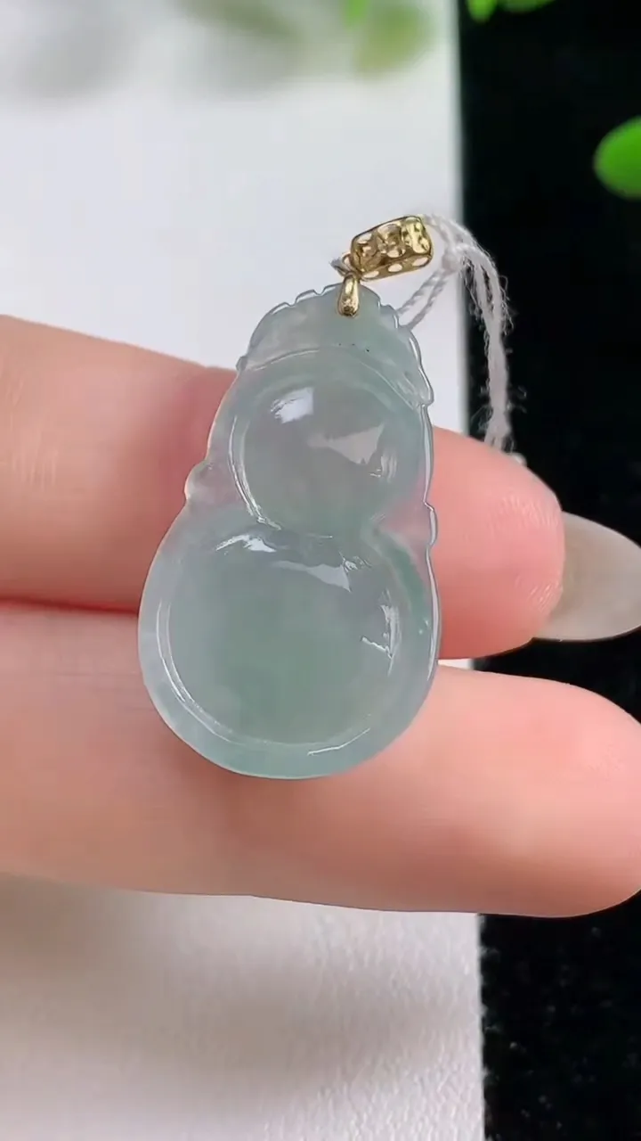 天然A货翡翠葫芦吊坠，尺寸27-15.6-5，重量:3.41g
9月26日