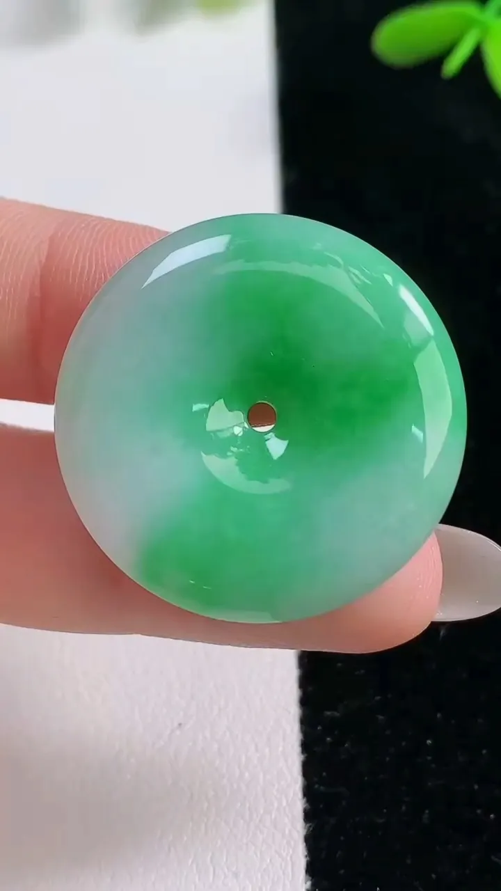 天然A货翡翠平安扣吊坠，尺寸29.8-5，重量:10.48g
9月26日