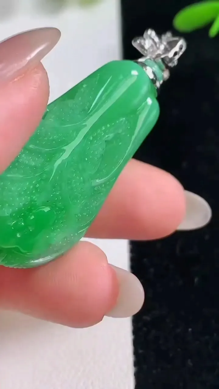 天然A货翡翠白菜吊坠，尺寸39.8-20.2-12.4，重量:19.32g
9月26日