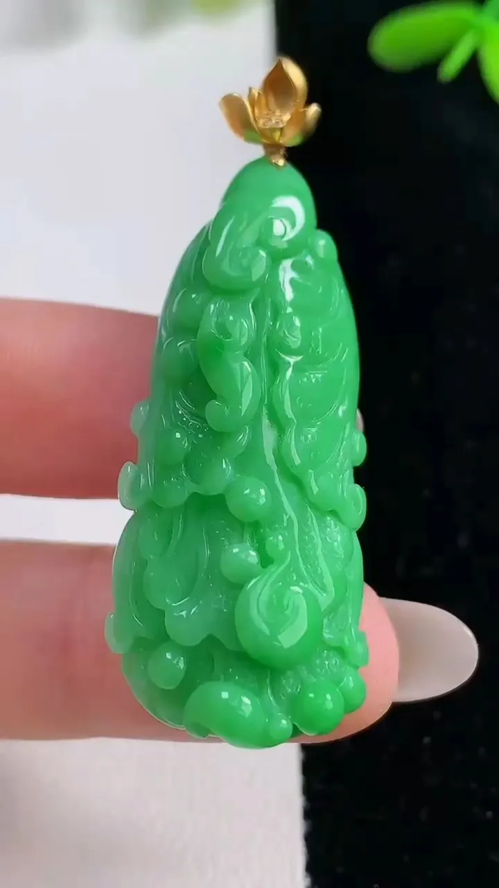 天然A货翡翠白菜吊坠，尺寸40.4-17.8-9.8，重量:11.85g
9月26日