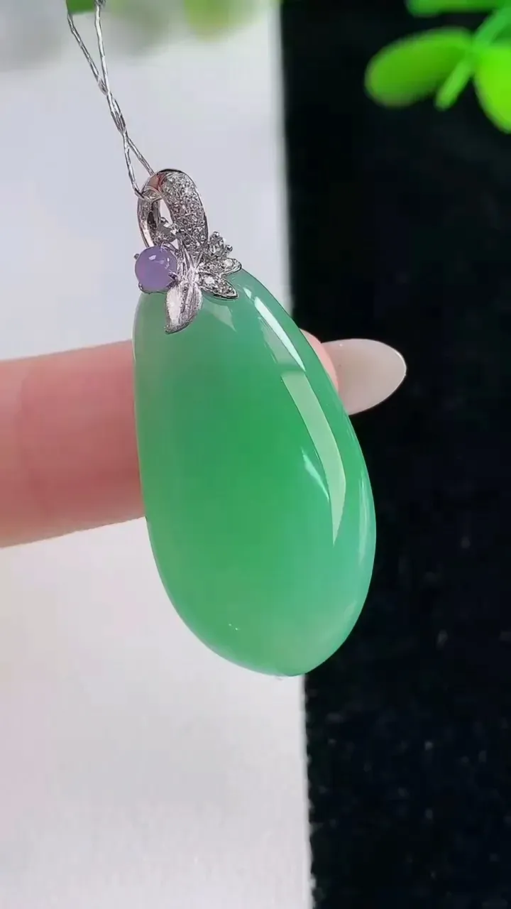 天然A货翡翠福瓜吊坠，尺寸27-15.3-5，重量:5.26g
9月26日