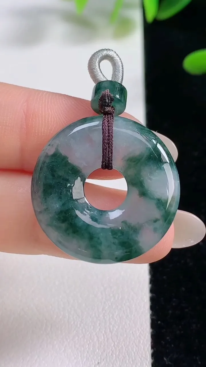 天然A货翡翠冰种飘花平安环吊坠，尺寸25.3-3.8，重量:5.25g
9月26日
