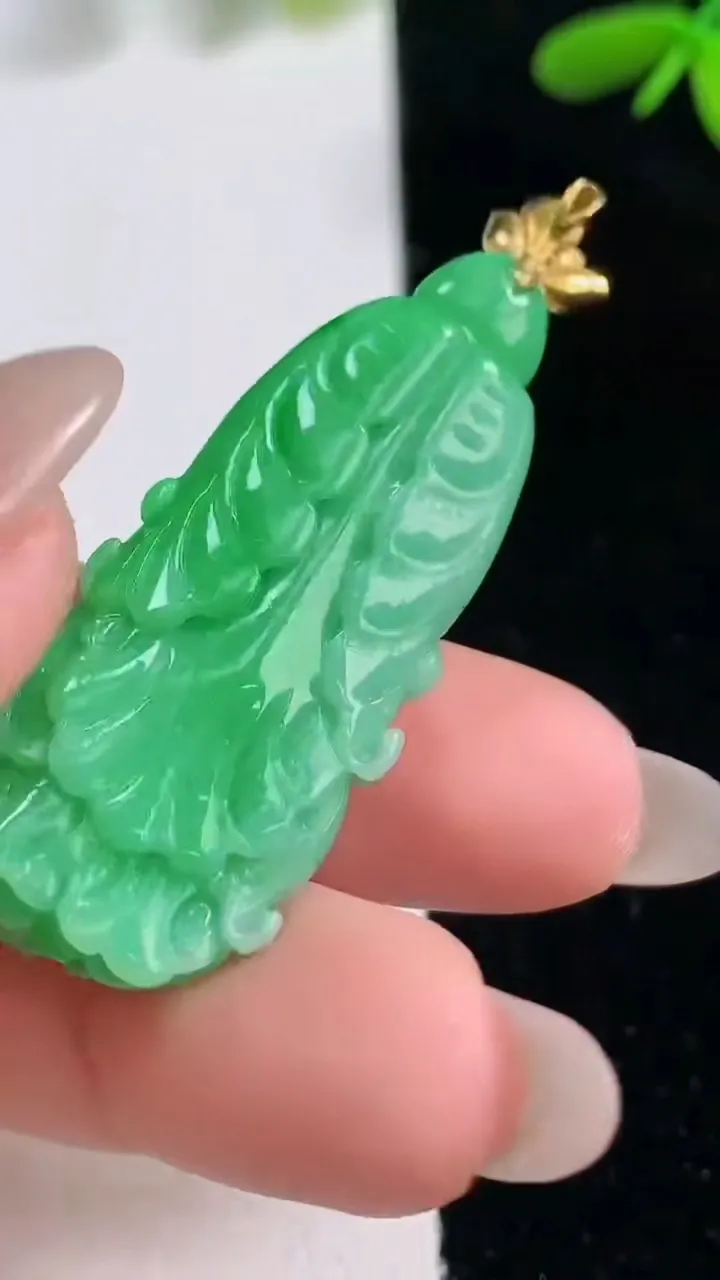 天然A货翡翠白菜吊坠，尺寸40.4-17.8-9.8，重量:11.85g
9月26日