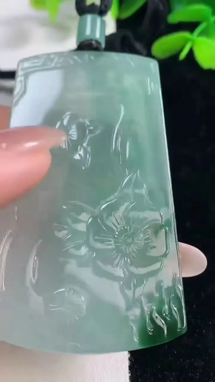 天然A货翡翠种飘花大日如来吊坠，尺寸675-39.7-5，重量:38.00g
9月26日